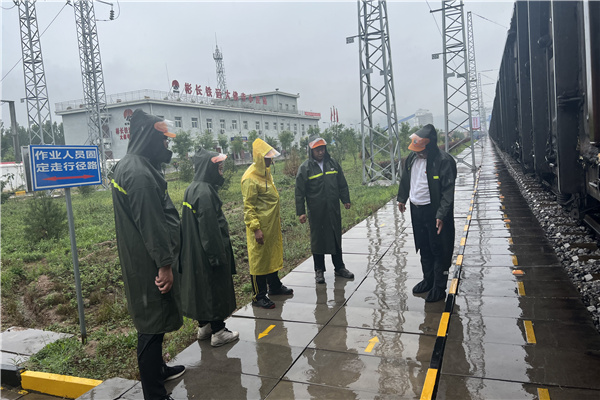 1657787488602442.jpg 雨中巡查.jpg