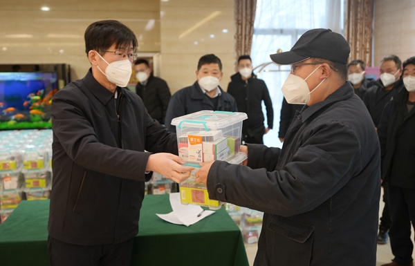 1671590610102766.jpg 党委书记张涛发放药箱.JPG