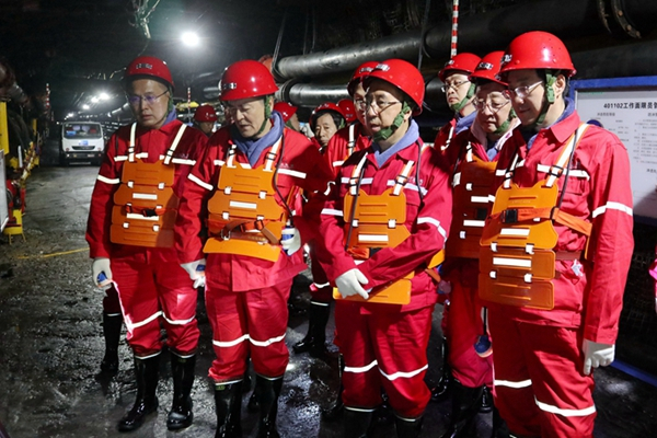 1672825513368454.jpg 1——国家应急管理部副部长、国家矿山安监局局长黄玉治到孟村矿调研指导清静生产事情_副本.jpg