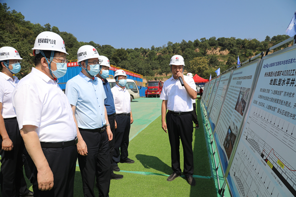 1673245578192167.jpg 3——国家矿山安监局副局长周德昶到小庄矿地面水平井压裂现场调研指导事情.jpg