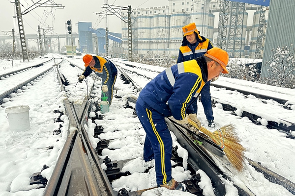 1767841411106139.jpg 党员施展先锋模范作用_副本.jpg