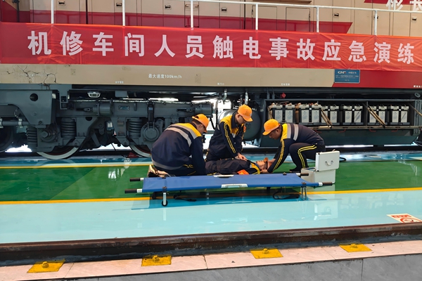 1787888871196660.jpg 职员触电事故应急演练.jpg